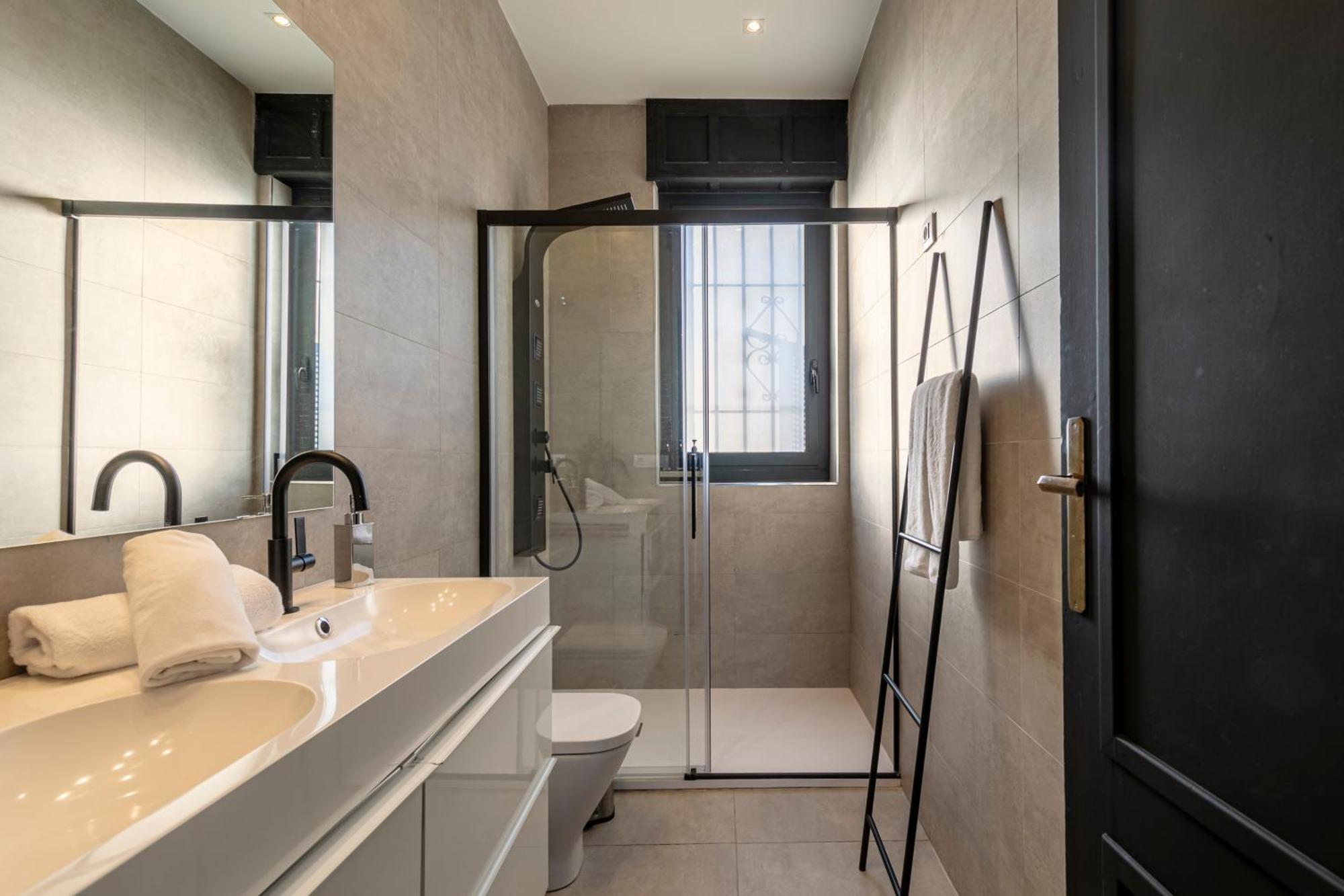 סביליה Isg Apartments Modern Atticpool At The Cathedralfree Parking מראה חיצוני תמונה
